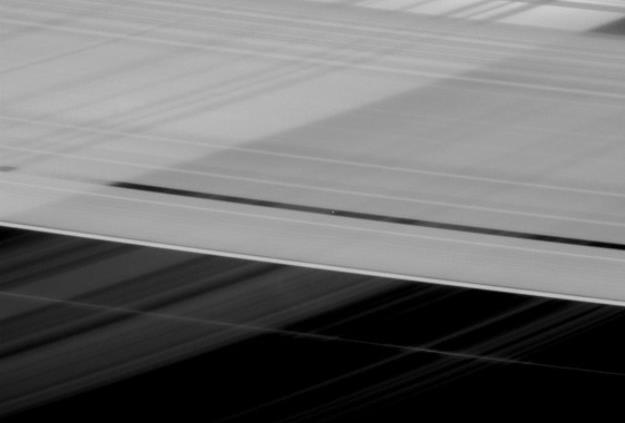 Nave espacial Cassini muestra anillos “entrecruzados” de Saturno