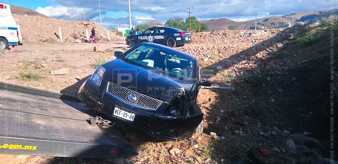 Vehículo se sale del camino en el entronque a Santa María del Río; hay dos lesionados