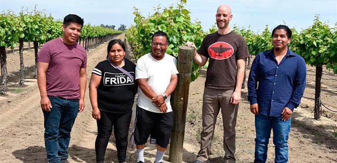 Indígenas triquis que trabajan en EEUU son discriminados por anglosajones y mexicanos