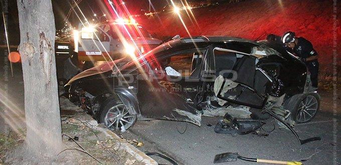 Automóvil cae del puente de Salvador Nava; hay tres lesionados