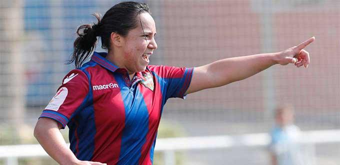 Peña Nieto felicita a futbolista Charlyn Corral por título de goleo