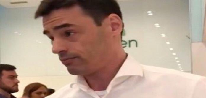 Abogado que amenazó a empleados de restaurante que hablaban español enfrenta avalancha de críticas