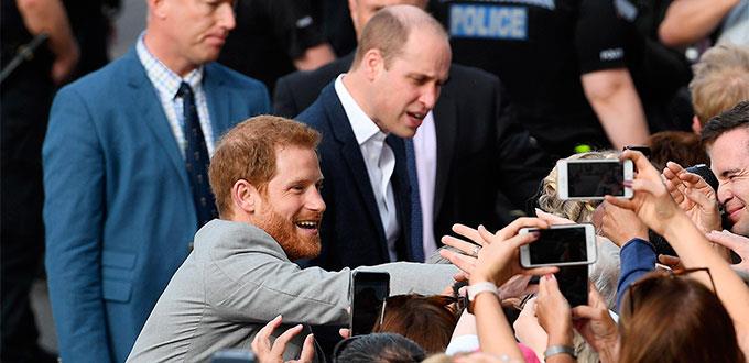 Enrique y Guillermo saludan a la multitud en el castillo de Windsor