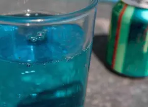 Morena busca prohibir la venta de bebidas energéticas a menores