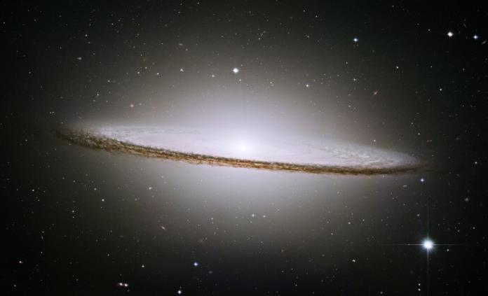 NASA revela fotografía de galaxia sombrero