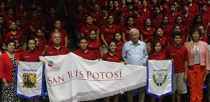 Abanderan delegación para Juegos Escolares