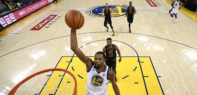 Warriors sobreviven a LeBron y pegan primero, 124-114