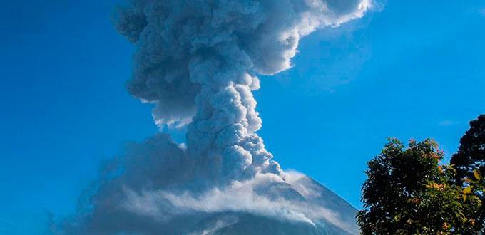 Emiten máxima alerta de aviación tras erupción de volcán Merapi en Indonesia