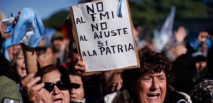 Masiva marcha contra Macri refleja creciente descontento en Argentina