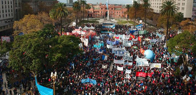 Masiva marcha contra Macri llega a Buenos Aires para mostrar su descontento