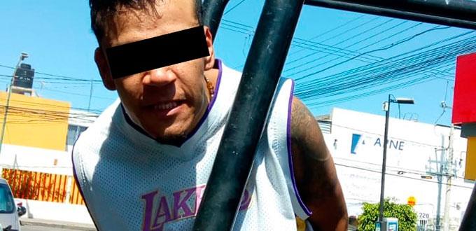 Pareja es detenida por robar en un OXXO
