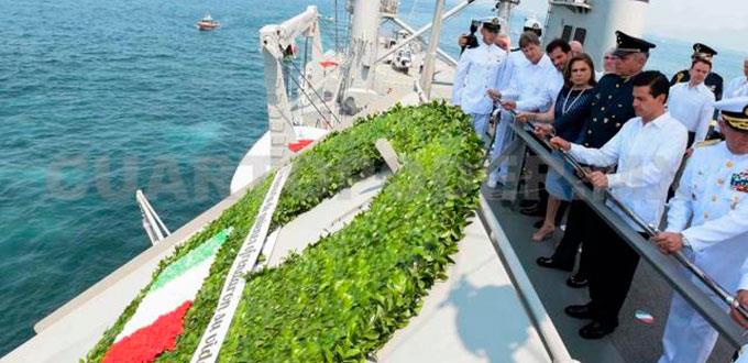Depositan arreglo floral en el Golfo, por marinos