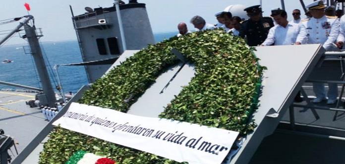 Peña Nieto participa en su último homenaje a la Marina