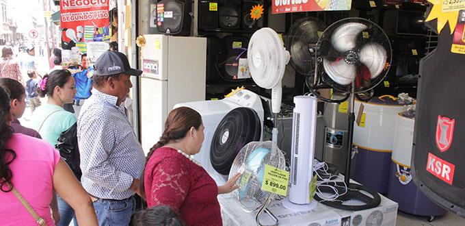 Se agotan en las tiendas ventiladores por oleada de calor