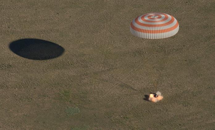Tres astronautas regresan a la Tierra con el balón para el Mundial