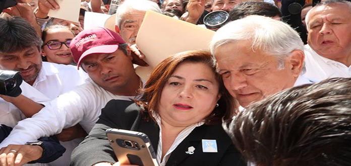 Suegro de Emilio Azcárraga acompaña a AMLO en mitin de Edomex