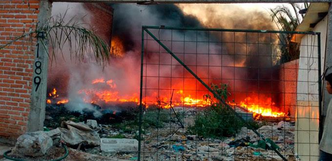 Arde material plástico en centro de acopio