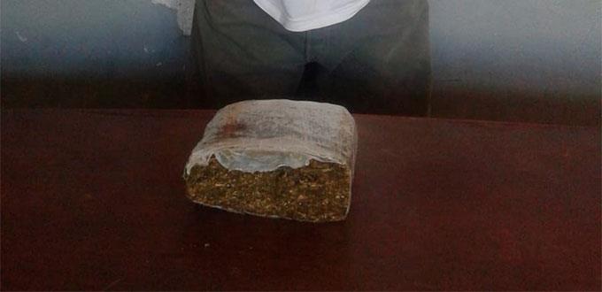 Capturan a taxista con un “ladrillo” de mariguana