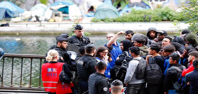 Policía cierra campamento de migrantes en el centro de París