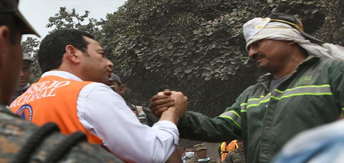 Recorre presidente guatemalteco zona afectada por erupción