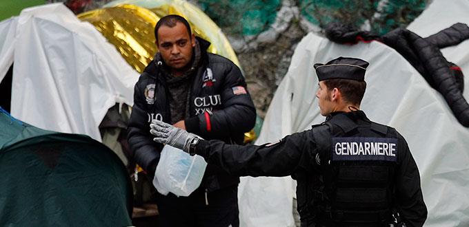 Policía parisina expulsa a migrantes de campamento