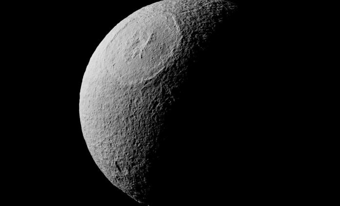 Luna de Saturno evoca a Estrella de la Muerte, de Star Wars
