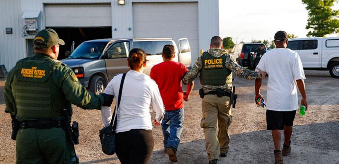 Arrestan a 114 trabajadores en redada migrante en Ohio