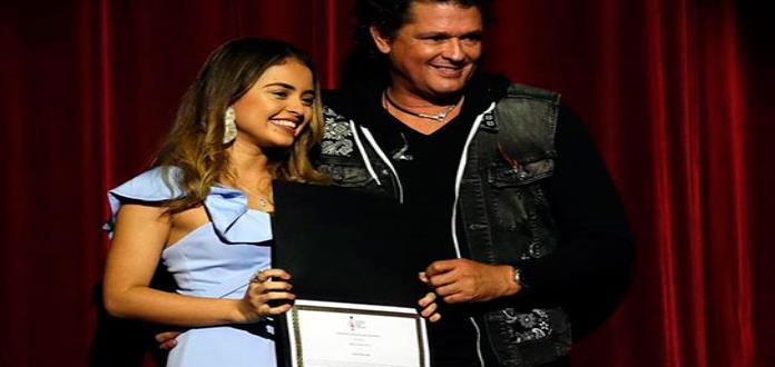 Una joven promesa de la música colombiana recibe una beca Carlos Vives