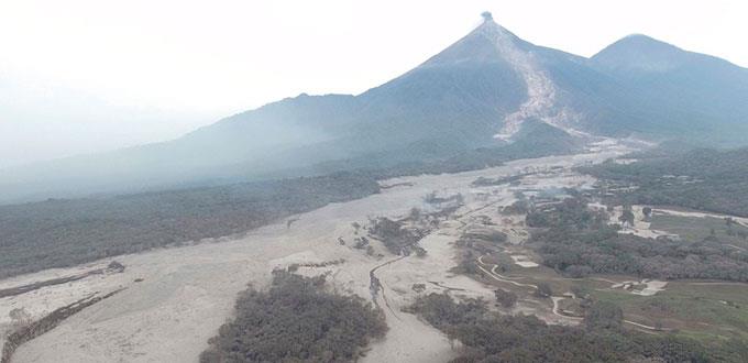 Ordenan evacuar zonas cercanas a Volcán de Fuego por incremento de actividad