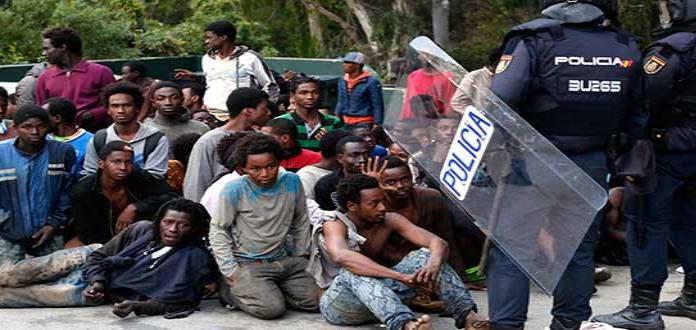 Cientos de personas intentan cruzar al territorio español de Ceuta