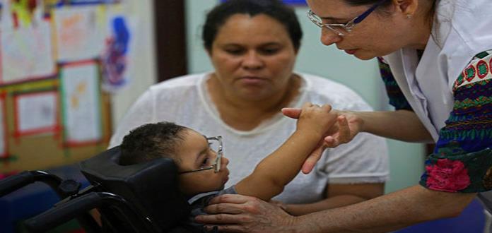De llantos a risas: un bebé brasileño con microcefalia por zika mejora
