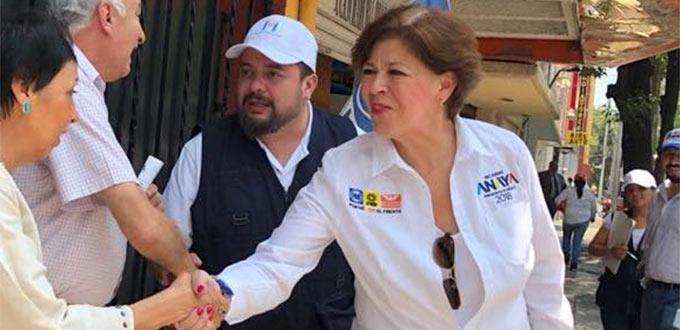 Colaboradora de Anaya se manifiesta aquí en contra de los matrimonios igualitarios