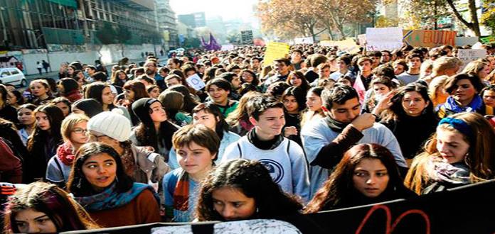 Mujeres reivindican derechos con masivas manifestaciones en Chile