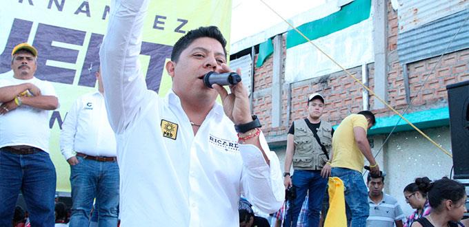 Exentar el pago de agua a adultos mayores, propone candidato a diputado federal