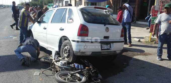 Automovilista embiste a pareja que viajaba en moto y la proyecta contra otro vehículo