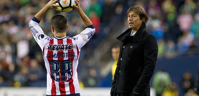 Almeyda, en un momento de reflexión sobre Chivas
