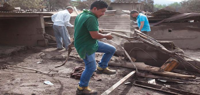 Familiares buscan a víctimas del volcán