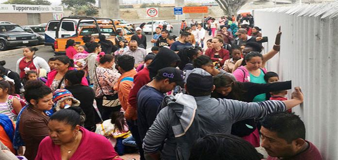 Solicitantes de asilo siguen abarrotando la frontera con EEUU