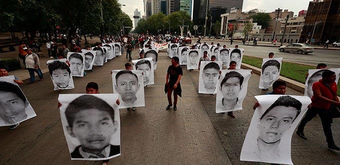 Verdad histórica quedó hecha pedazos: padres de los 43 normalistas