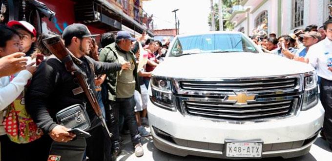 AMLO sale de mitin entre policías comunitarios y fuerzas estatales