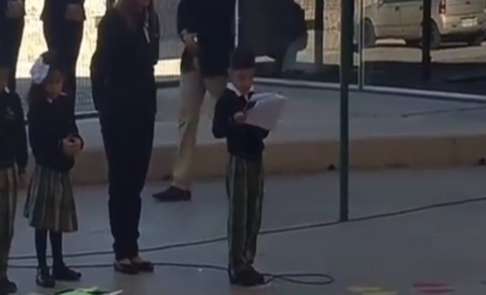 Durante ceremonia escolar, niño pide a padres de familia votar por AMLO (VIDEO)