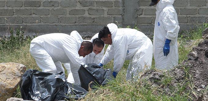 Hallan 8 cuerpos en fosa clandestina