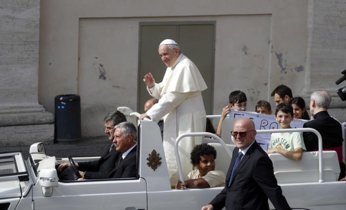 El Papa recibe a astronautas con sus familias en el Vaticano