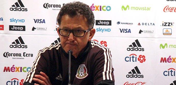 Osorio festeja su cumpleaños con la selección mexicana