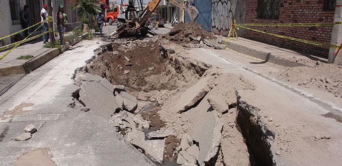 Reparan el socavón en la colonia La Victoria