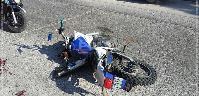 Motociclista impacta contra un vehículo
