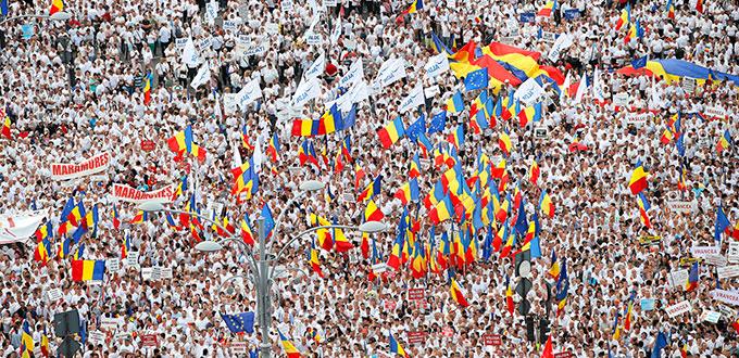 Miles de rumanos salen a las calles