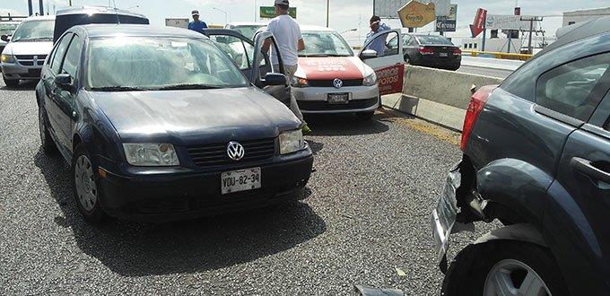Impactan dos autos en el puente Colorines