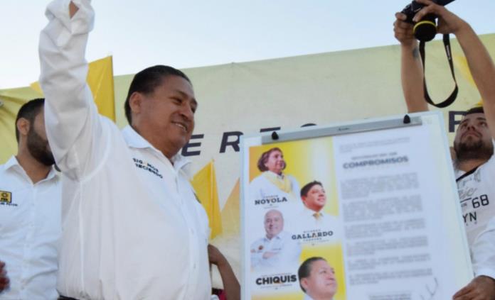 Hernández Villafuerte firma compromisos ante notario
