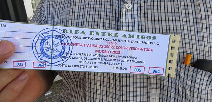 Bomberos colectan recursos para obra